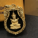 เหรียญพระแก้วมรกต(จำลอง)ทรงเครื่องฤดูร้อนแบบเสมา เนื้อทองคำ ด้านหลังตราสัญลักษณ์ฉลองสิริราชสมบัติครบ 60 ปี(หายากมาก)