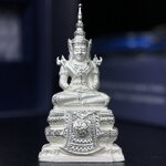 พระแก้วมรกต ภปร. ปี 2547 จัดสร้างโดยโรงพยาบาลภูมิพลอดุลยเดช เนื้อเงิน ลอยองค์ หน้าตัก 1/2 นิ้ว พิธีมหามังคาภิเษก ณ พระอุโบสถวัดพระศรีรัตนศาสดาราม(วัดพระแก้ว) งดงามทรงคุณค่าอีกหนึ่งรุ่นยอดนิยม หายาก(หมายเลขต้นๆหลักร้อย ๗๙๓)(1ใน3000องค์)