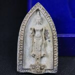 พระพุทธกาญจนพรสยามภูมิ ภปร. ปี 2539 เนื้อเงินพื้นทรายประกาย(ผิวเดิมสวย) พิมพ์ทรงใบขนุน ขนาด3.2ซม. พระพุทธรูปประจำพระชนมวาร รัชกาลที่9 ทรงโปรดเกล้าให้วิทยาลัยป้องกันราชอาณาจักร(วปอ.)สร้างในวโรกาสทรงครองสิริราชสมบัติครบ50ปี พ.ศ.2539(1ใน5000องค์)