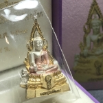 พระพุทธชินราช รุ่นเฉลิมพระเกียรติ สธ. ลอยองค์เนื้อเงิน 99.99% ชุบ 3 กษัตริย์ พ.ศ. 2539 จัดสร้างโดยมูลนิธิสิรินธร กล่องและการ์ดใบรับรองเดิมครบสมบูรณ์