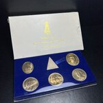 ชุดที่ระลึกครบ 84 ปี โรงพยาบาลจุฬาลงกรณ์ สภากาชาดไทย 30 พฤษภาคม พ.ศ.2541(ในหลวงรัชกาลที่9เสด็จในพิธี)พระดี พิธีใหญ่ มวลสารเส้นเกศาในหลวงรัชกาลที่ 9 ประกอบพิธีพุทธาภิเษกพร้อมกับพิธีพระกริ่งปวเรศ ปี2530 วัดบวรนิเวศและวัดพระแก้ว(แพ็คเดิมไม่เคยแกะเปิด)