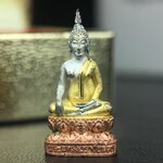 พระชัยวัฒน์พระพุทธนวราชบพิตร ครองสิริราชสมบัติครบ 50 ปี พ.ศ.2540 ขนาดสูง 1.9 ซม. เนื้อเงินสามกษัตริย์(ผิวเดิม) พร้อมกล่องบรรจุเดิมครบสมบูรณ์ 1ใน 9500 องค์(พุทธนวราชบพิตร นิมิตรหมายแห่งความสามัคคี ด้วยไมตรีแห่งองค์พระภูมิพล)