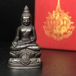 พระกริ่งไพรีพินาศ เฉลิมพระเกียรติ พระบาทสมเด็จพระเจ้าอยู่หัวรัชกาลที่9 พระชนมพรรษา 6 รอบ ปี2542 เนื้อนวโลหะผสมทองคำ(บรรจุเหล็กไหล)ดีนอก-ดีใน