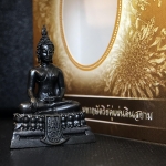 พระพุทธรูปคุ้มเกล้า ภปร. มหามงคล 80พรรษา “รุ่นเย็นศิระเพราะพระบริบาล 80พรรษา มหากษัตริย์คู่แผ่นดินสยาม” เนื้อนวโลหะรมดำ พิมพ์ใหญ่ ขนาด 18*35 มม.