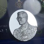 เหรียญ ร.9 เฉลิมพระเกียรติ 72 พรรษา 3 มิติโฮโลแกรม(รุ่นแรก) เนื้อเงินขัดเงา(ผลิตจากโรงงานกษาปณ์ฮูกานินทร์ ประเทศสวิสเซอร์แลนด์)(สภาพสวยเดิมพร้อมกล่องบรรจุใบรับรองเดิม)สร้างน้อยหายาก