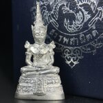 พระแก้วมรกต กรมสรรพสามิตจัดสร้างขึ้นเนื่องในโอกาสครบรอบ 64 ปีของกรมสรรพสามิต และเนื่องในวโรกาสที่พระบาทสมเด็จพระเจ้าอยู่หัวรัชกาลที่ 9 ทรงครองราชย์ครบ50ปีเมื่อ พ.ศ.2539 เนื้อเงินทรายนวลขัดเงา พร้อมกล่องบรรจุเดิมสวยครบสมบูรณ์