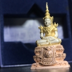 พระแก้วมรกต ภปร. ปี2547 จัดสร้างโดย รพ.ภูมิพลฯ เนื้อเงิน (3 กษัตริย์)ลอยองค์ หน้าตัก 1/2 นิ้ว