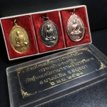 เหรียญในหลวงทรงผนวช ที่ระลึกเสด็จพระราชดำเนินถวายผ้าพระกฐิน วัดชุมพลนิกายารามวรวิหาร ปี2520 ครบชุด 3 เหรียญ(กะไหล่ทอง กะไหล่เงิน กะไหล่นาค) พิมพ์นิยม สภาพสวย กล่องบรรจุเดิม หายาก