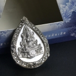 เหรียญพระพุทธชินราช ภปร. รูปหยดน้ำ โครงการ เพราะแผ่นดินนี้คือแผ่นดินเกิด เนื้อเงินชุบทองคำขาวปี2551 (ขนาด 21 x 29 มม.) (สวยงามหายาก)1ใน5000องค์