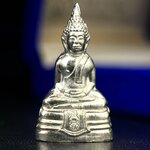 พระกริ่งหลวงพ่อโสธร ภปร. รุ่นกาญจนาภิเษก จัดสร้างในมงคลวโรกาสที่พระบาทสมเด็จพระเจ้าอยู่หัวรัชกาลที่9 เสด็จเถลิงถวัลย์สิริราชสมบัติ ครบ 50 ปี ในพุทธศักราช 2539 เนื้อเงิน(ผิวเดิมสวย)(พิธีใหญ่เข้มขลัง)1 ใน 9950 องค์