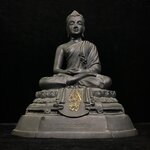 พระพุทธสิทธัตถศาสดา 100 ปี กรมบัญชีกลาง พ.ศ.2533(รุ่นแรก) เนื้อโลหะสำริด รมมันปู หน้าตัก 5.9 นิ้ว (พิธีใหญ่ ศิลป์สวย หายาก)(พระราชทานเม็ดพระธาตุ บรรจุมวลสารใต้ฐานองค์พระ)