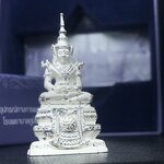 พระแก้วมรกต ภปร.หน้าตัก 1/2 นิ้ว จัดสร้างโดย รพ.ภูมิพลฯ ปี2547 ลอยองค์เนื้อเงิน(1ใน3000องค์)(หายาก)