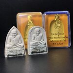 พระหลวงปู่ทวด ภปร.ปี2547 (เนื้อพิเศษกรรมการ)ทรงกลีบบัวและทรงกลีบขนุน เนื้อผงสมเด็จฯ(โรยผงตะไบ ชนวนเก่า) พร้อมกล่องบรรจุเดิม(หายาก)