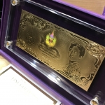 แผ่นทองคำที่ระลึกงานเฉลิมพระเกียรติสมเด็จพระเทพรัตนราชสุดาฯ สยามบรมราชกุมารีในโอกาสฉลองพระชนมายุ 5 รอบ 2 เมษายน พ.ศ.2558(แบบทองคำล้วน ลวดลายตัวเลข 60 แบบ B)