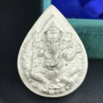 เหรียญพระพิฆเนศวร ญสส. ชุดกาญจนาภิเษกครองราชย์ 50 ปี พุทธศักราช 2538 พิมพ์ใหญ่(2.9 ซม.) เนื้อเงิน(พ่นทรายและขัดเงาบางส่วน) สภาพสวยเดิมพร้อมกล่องบรรจุเดิม ตอกโค๊ดหมายเลขกำกับ(1ใน 5539องค์)