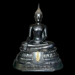 พระพุทธรูปบูชา ภปร. ปี 2508 วัดบวรนิเวศวิหาร บล็อกกษาปณ์(หนังไก่) หน้าตัก5นิ้ว(ที่สุดของพระบูชา ภปร. วัดบวรนิเวศวิหาร)องค์สภาพผิวเดิมสวยมาก ผิวรมดำ ขึ้นรุ้งๆสวยมาก (สภาพแบบนี้หายากแนะนำ)