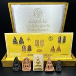 ชุดเบญจภาคี ภ.ป.ร. เฉลิมพระเกียรติ ฉลองสิริราชสมบัติครบ 60 ปี ชุดพิเศษกรรมการ(ชุดหน้าทองคำ)หายาก พิธีมหาพุทธาภิเษก ในวันที่ 29 พ.ย.2549 ณ วัดพระศรีรัตนศาสดาราม กทม. ซึ่งมีพระราชาคณะและเกจิอาจารย์จากทั่วประเทศร่วมพิธี(พิธีใหญ่)1ใน 999 ชุด