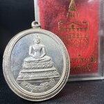 เหรียญพระพุทธสิหิงค์ ภปร. รุ่นมหาลัยธรรมศาสตร์ 60ปี พ.ศ.2537 พิมพ์ใหญ่ เนื้อเงินพร้อมกล่องบรรจุเดิม(ในหลวงรัชกาลที่9เสด็จในพิธี)(พิธีใหญ่ เกจิที่มีชื่อเสียงมาร่วมปลุกเสกจำนวนมาก ชนวนมาลสารเก่าเข้มขลัง )ของดีธรรมศาสตร์ที่ศิษย์เก่าไม่ควรพลาด