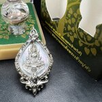 พระพุทธชินราช ภปร. 84 พรรษา ทรงหยดน้ำ เนื้อเงินชุบทองคำขาว ขนาด 20*36 มม. (พระราชทานมวลสาร จิตรลดาและเส้นพระเจ้า(เส้นผม)รัชกาลที่9)พุทธศิลป์ทรงคุณค่าอีกหนึ่งรุ่นยอดนิยม งดงาม ทรงคุณค่า หายาก