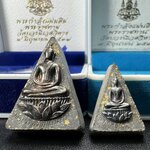 พระกำลังแผ่นดิน พระราชทาน วัดบวรนิเวศวิหาร ปี2539 พิมพ์ใหญ่+พิมพ์เล็กหน้ากากเงิน(1ชุดรวม2องค์) (ในหลวง รัชกาลที่ 9 พระราชทานมวลสารจิตรลดา)นิยมหายาก