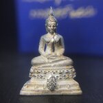 พระชัยวัฒน์พุทธสิหิงค์ ภปร. รุ่นสร้างหอพระธรรมศาสตร์ ปี2542 เนื้อเงิน(ผิวเดิม ขึ้นสีรุ้งธรรมชาติ แบบนิยม) มหาพิธี 3วาระอันยิ่งใหญ่