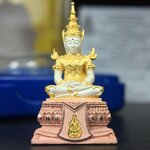 พระแก้วมรกต(จำลอง)ลอยองค์ ขนาดหน้าตัก 1/2 นิ้ว ทรงเครื่องฤดูร้อน เนื้อเงินสามกษัตริย์ ตราสัญลักษณ์ฉลองสิริราชสมบัติ ครบ 60 ปี พ.ศ.2549(สภาพสวย ครบ สมบูรณ์)