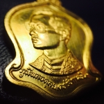 เหรียญที่ระลึกในหลวง 5 รอบ ปี2530 เนื้อทองคำ พิมพ์ใหญ่ ทรงเสมา(ระฆังคว่ำ) สภาพสวย หายากพร้อมกล่อง