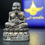 รูปเหมือนหล่อลอยองค์หลวงปู่ทวด รุ่น 111ปี กระทรวงกลาโหม เนื้อนวโลหะรมดำ-ปัดเงา ปี2540 พิธีใหญ่ สภาพสวย เข้มขลัง นิยม พร้อมกล่องบรรจุเดิม