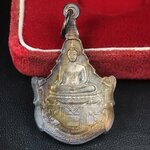 เหรียญพระพุทธญาณนเรศวร์ รุ่นแรก หลังพระปรมาภิไธย ภปร.และ สก.วัดญาณสังวราราม จ.ชลบุรี ปี 2527 เนื้อเงิน(ผิวเดิม ขึ้นรุ้งผิวน้ำทองกระจายทั่วเหรียญสวยมาก)ขนาด 2.3 x 3.8 ซม. พร้อมกล่องเดิม สมเด็จพระญาณสังวร ประธานในพิธีมหาพุทธาภิเษก(เนื้อเงินพบเจอน้อย หายาก)