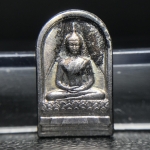 พระปรกใบมะขาม พระพุทธสิหิงค์ ภปร ธรรมศาสตร์ 50ปี เนื้อเงิน(ในหลวงรัชกาลที่9 เสด็จเททอง)(พระปรกใบมะขาม ภปร. รุ่นแรก)หายาก ผิวเดิมสวย