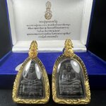 พระคู่ชุดของขวัญ พระหลวงปู่ทวด ภปร.ปี2547 ทรงกลีบบัวและกลีบขนุน(พิมพ์เตารีดและพิมพ์พระรอด)(ชนวนเก่า)เนื้อว่านด้านหลังมี ภปร. เป็นโลหะผสมสูง 3.3ซม.พิธีใหญ่ มวลสารดี ปลุกเสกวัดพระแก้ว(พร้อมกล่องบรรจุเดิม งานเลี่ยมกรอบเดิมจากผู้จัดสร้างห่อหุ้มด้วยทองนพเกล้า)