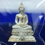 พระชัยวัฒน์พุทธสิหิงค์ ภปร. รุ่นสร้างหอพระธรรมศาสตร์ ปี2542 เนื้อเงิน(ผิวเดิม ซีนซองเดิม กล่องครบสวยสมบูรณ์) มหาพิธี 3วาระอันยิ่งใหญ่(ตอกโค๊ตและหมายเลข๔๕๕๕)(เลขสวย ท้ายเลขตอง)1ใน 10000 องค์