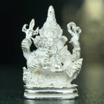 พระพิฆเนศ เทวสถานโบสถ์พราหมณ์ ปี 2539 รูปหล่อลอยองค์เนื้อเงิน 99.9% (พ่นทรายขัดเงาบางส่วน) พิมพ์เล็ก(ขนาดประมาณ 1.3 * 0.8 ซม.) พร้อมกล่องบรรจุเดิมครบ ผลิตโดย บ.แพรนด้า จิวเวลรี่(สภาพสวยเดิม พิธีใหญ่ พุทธศิลป์งดงาม)