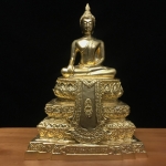 พระพุทธสิงหธรรมมงคล ภปร. รุ่นแรก พุทธสมาคมฯ จัดสร้าง ปี2547 เนื้อโลหะผสมปิดทอง หน้าตัก ๓ นิ้ว