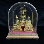 พระพุทธมหามณีรัตนปฏิมากร(พระแก้วมรกต) วัดพระศรีรัตนศาสดาราม สำนักพระราชวัง จัดสร้าง พิมพ์ทรงเครื่อง 3 ฤดู(ร้อน ฝน หนาว) หน้าตัก 2 นิ้วพร้อมครอบตู้เดิม(บรรจุมวลสารใต้ฐาน)