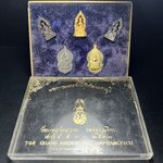 ชุดวัตถุมงคลพระพุทธมงคลรัตนภูมิพัฒนมหามุนี ภปร. วัดมงคลรัตนาราม วัดไทยในซานฟรานซิสโก สหรัฐอเมริกา ( Sanfrancisco USA.) ปี 2523(ชุดพิเศษกรรมการ 1 ชุด 5 รายการ)หายาก(พิธีใหญ่)หลวงปู่โต๊ะ วัดประดู่ฉิมพลี พร้อมเกจิอาจารย์ในยุคอีก ๑๐๘ รูปนั่งปรกอธิษฐานจิต