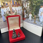 พระกริ่ง-พระชัยวัฒน์ ปวเรศ วัดบวรนิเวศวิหาร ปี 2530 พระบาทสมเด็จพระเจ้าอยู่หัวรัชกาลที่ 9 เจริญพระชนมพรรษา 5 รอบนักษัตริย์(ในหลวง ร.9 เสด็จเททอง)(บรรจุผงจิตรลดาเส้นเกศาในหลวงรัชกาลที่9)พร้อมสูจิบัตรเดิมตอนจัดสร้าง(สภาพสวยครบสมบูรณ์))พิธีใหญ่ รุ่นยอดนิยม