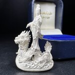 รูปหล่อลอยองค์พระโพธิสัตว์กวนอิม ทรงประทับมังกร จ.ระนอง เนื้อเงิน พิมพ์ใหญ่(สภาพผิว สวยงดงาม ทรงคุณค่า) เฉลิมฉลองในวโรกาสที่พระบาทสมเด็จพระเจ้าอยู่หัวทรงครองสิริราชสมบัติครบ 50 ปี จ.ระนอง พ.ศ.2539