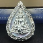 เหรียญพระพุทธชินราช ภปร. โครงการ เพราะแผ่นดินนี้คือแผ่นดินเกิด ปี 2551 รูปหยดน้ำ เนื้อเงินชุบทองคำขาว(ล้อมด้วยกรอบเงินชุบทองคำขาวสลักเสลาเป็นลวดลายละเอียดอ่อน ส่วนพื้นองค์พระเป็นเปลือกหอยมุขสวยงดงาม )(ขนาด 21 x 29 มม.) (สวยงามหายาก)1ใน5000องค์