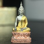 พระชัยวัฒน์พระพุทธนวราชบพิตร ครองสิริราชสมบัติครบ 50 ปี พ.ศ.2540 ขนาดสูง 1.9 ซม. เนื้อเงินสามกษัตริย์(ผิวเดิม) พร้อมกล่องบรรจุเดิมครบสมบูรณ์ 1ใน 9500 องค์(พุทธนวราชบพิตร นิมิตรหมายแห่งความสามัคคี ด้วยไมตรีแห่งองค์พระภูมิพล)