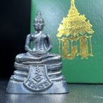 พระพุทธโสธร รุ่น กศก. 120 ปี เนื่องในโอกาสครบ 120 ปี กรมศุลกากร กระทรวงการคลัง จัดสร้าง ปี 2537 เนื้อเงินบริสุทธิ์ 99.9% ผิวขัดเงาลงดำ(งานบริษัท แพรนด้า จิวเวลรี่)สวยงดงาม ทรงคุณค่า