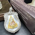 พระพุทธชินราช ภปร. โครงการ "เพราะแผ่นดินนี้ คือ แผ่นดินเกิด" ปี2548(รุ่นแรก) เหรียญทรงเสมา ขนาด 21 x 29 มม.เนื้อเงินสามกษัตริย์ องค์พระชุบสามกษัตริย์ ล้อมด้วยกรอบเงินชุบทองคำขาวสลักเสลาเป็นลวดลายละเอียดอ่อน ส่วนพื้นองค์พระเป็นเปลือกหอยมุขงดงาม