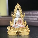 พระพุทธชินราช ภปร. โครงการ "เพราะแผ่นดินนี้ คือ แผ่นดินเกิด" ปี 2548(รุ่นแรก) ลอยองค์เนื้อเงินสามกษัตริย์ หน้าตัก 1/2 นิ้ว (ขนาด 3.5 x 2.5 ซม.) พุทธศิลป์งดงามทรงคุณค่า รุ่นยอดนิยม(องค์หมายเลข 9141)เลขสวยเลขเก้าหน้า...เจริญก้าวหน้าในทุกๆด้าน