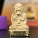 สมเด็จหลวงพ่อทวด รุ่นคชสารหมื่นปี (ศิลปาชีพ) วัดช้างให้ ปี 2541โดยมีท่าน อ.นอง วัดทรายขาว เป็นเจ้าพิธี และมีเกจิร่วมปลุกเสก 108 รูป บรรจุผงว่านเก่าและดินกากยายักษ์(พิมพ์ลอยองค์ฐานทองคำโค๊ตทองคำ)พร้อมกล่องบรรจุและใบรับรองเดิมครบ นิยมหายาก