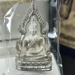 พระพุทธชินราช รุ่นมหาลาภ พิธีพุทธาภิเษกวัดพระศรีรัตนมหาธาตุวรมหาวิหาร จ.พิษณุโลก ปี 2540 เนื้อเงินบริสุทธิ์ 99.9% (นวลเงา)(สภาพผิวเดิมซีนซองเดิม พร้อมกล่องบรรจุเดิมและการ์ดใบรับรองครบสมบูรณ์ (องค์หมายเลข ๑๑๗๓๔)