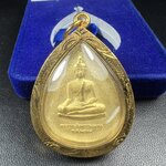 เหรียญพระพุทธสิงหธรรมมงคล ภปร. ปี 2547 ทรงหยดน้ำ ด้านหลังมี ภ.ป.ร. (ชนวนเก่า)เนื้อโลหะผสม ชุบทองพ่นทราย สูง 3.3ซม.พิธีใหญ่ มวลสารดี ปลุกเสกวัดพระแก้ว(งานเลี่ยมกรอบเดิมจากผู้จัดสร้างห่อหุ้มด้วยทองนพเกล้า)