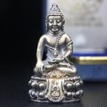 พระกริ่งศิรากาศ ภปร.(พระกริ่งคุ้มเกล้า)วัตถุมงคล"คุ้มเกล้าฯ" มูลนิธิ “คุ้มเกล้า” ในพระบรมราชูปถัมภ์ จัดสร้าง โรงพยาบาลภูมิพล เนื้อเงิน(พิมพ์หน้าไทย)(สภาพผิวเดิมขึ้นน้ำทองรุ้งๆทั่วองค์สวยมาก มาพร้อมกล่องบรรจุเดิมแบบนี้หายาก)(รัชกาลที่9เสด็จเททอง)