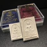 พระพุทธชินสีห์ ภปร ทันโตเสฏโฐ ปี 2533 พิมพ์ใหญ่+พิมพ์เล็ก(วัตถุมงคลหนึ่งเดียวที่มีผงฟันในหลวงรัชกาลที่9 พระราชทานให้จัดสร้าง)