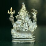 พระพิฆเนศ เทวสถานโบสถ์พราหมณ์ ปี 2539 รูปหล่อลอยองค์เนื้อเงิน 99.9% (พ่นทรายขัดเงาบางส่วน) พิมพ์เล็ก(ขนาดประมาณ 1.3 * 0.8 ซม.) พร้อมกล่องบรรจุเดิมครบ ผลิตโดย บ.แพรนด้า จิวเวลรี่(สภาพสวยเดิม พิธีใหญ่ พุทธศิลป์งดงาม)