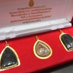 พระชุดของขวัญ 3 องค์ พระหลวงปู่ทวด ทรงกลีบบัวและกลีบขนุน เนื้อว่านดำ ภ.ป.ร. พร้อมพระพุทธสิงหธรรมมงคล ห่อหุ้มด้วยทองนพเกล้า ปี 2547